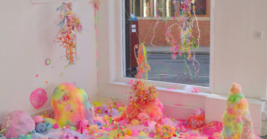 instalacijama od slatkiša