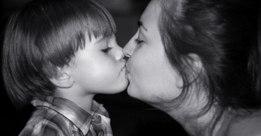 ljubljenje djece u usta