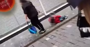 vuče dijete po ulici