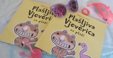 plašljiva vjeverica na plaži