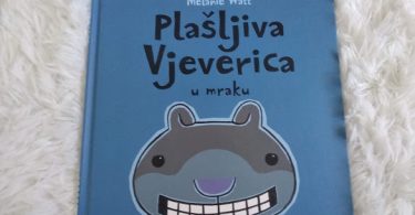 plašljiva vjeverica u mraku